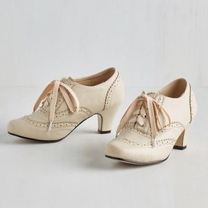 ✨ Vintage-inspired cream oxford heels ✨